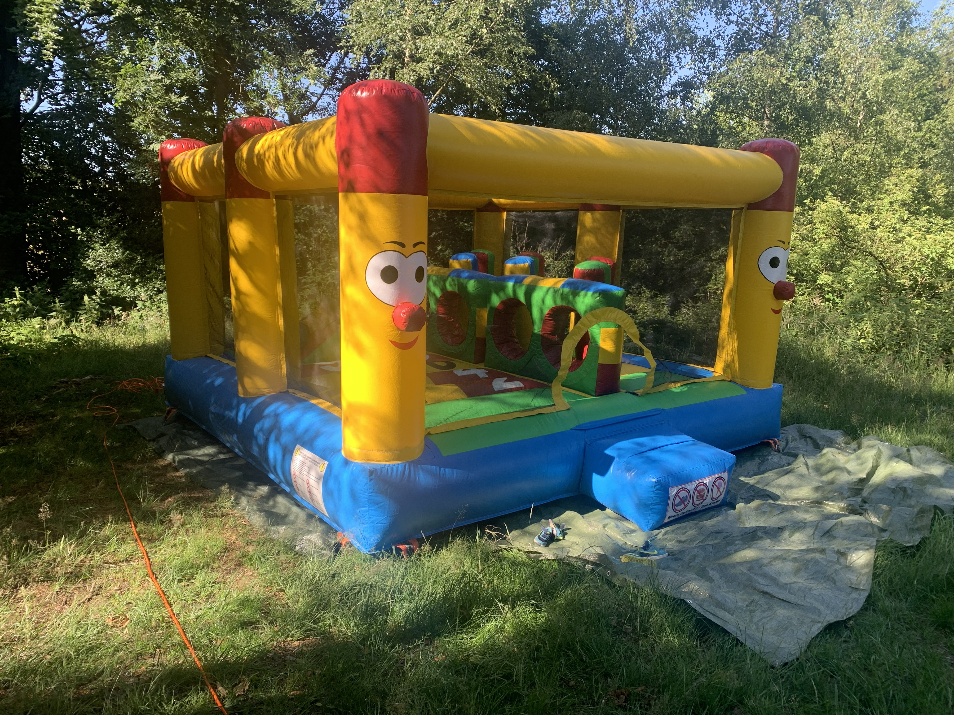 Hüpfburg Clown